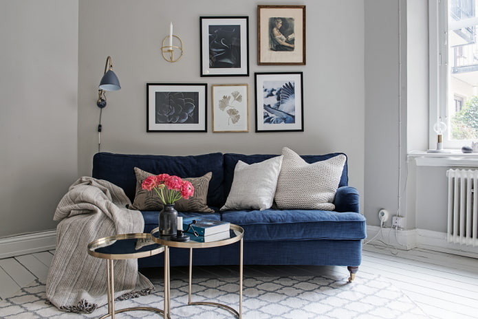 divano blu in combinazione con cuscini