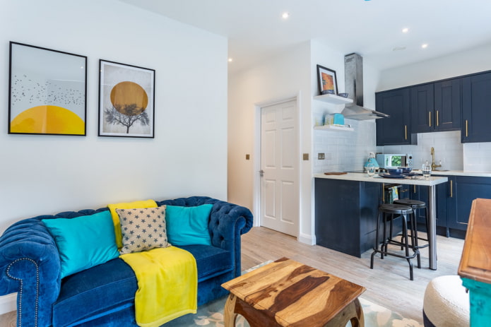 divano blu brillante all'interno