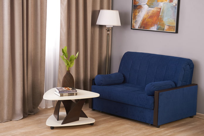 divano a fisarmonica blu all'interno