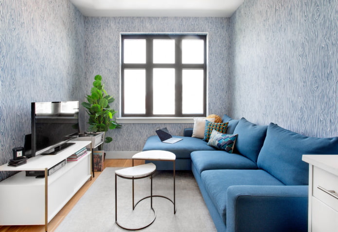 divano blu nell'interno del soggiorno