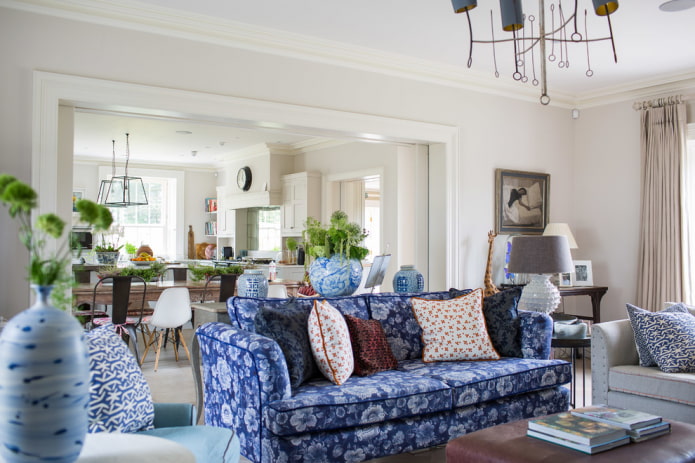 divano blu con rivestimento a fantasia