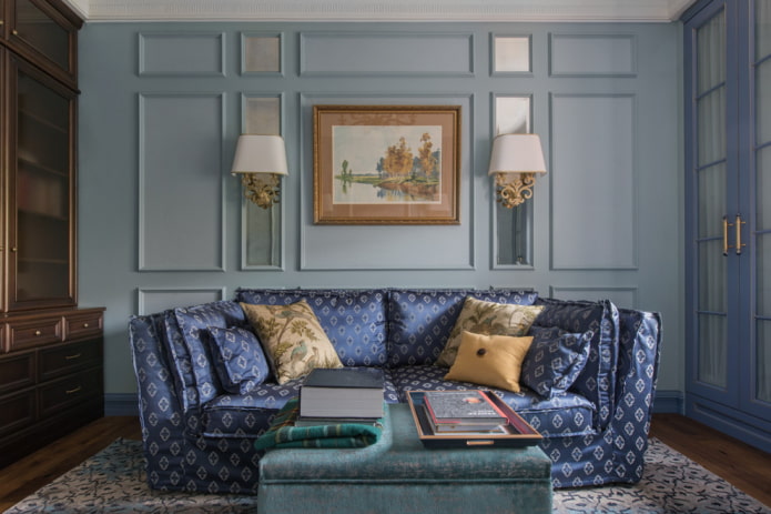 divano blu con rivestimento a fantasia