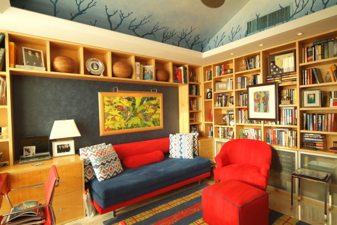 divano blu e rosso all'interno