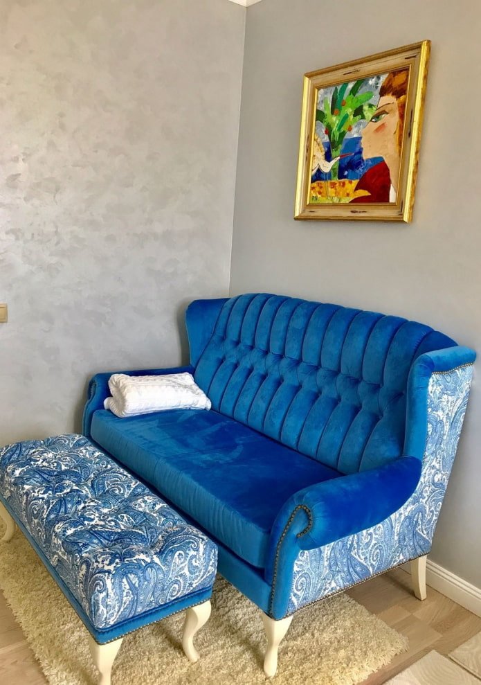 divano blu con inserti