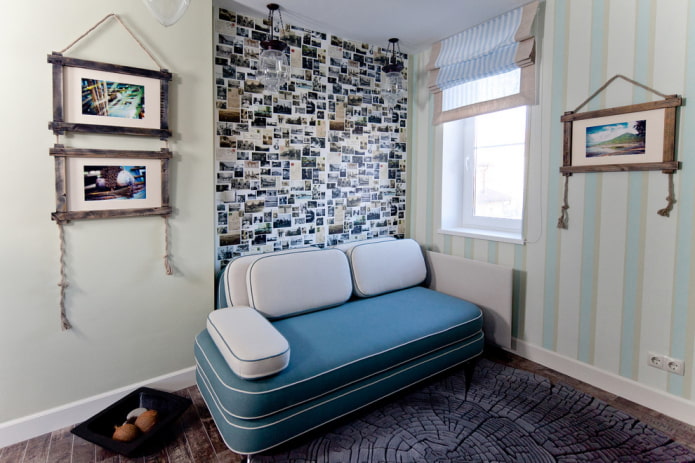 divano blu e bianco all'interno