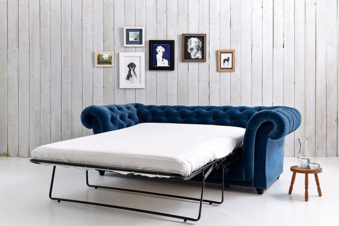 divano letto blu all'interno