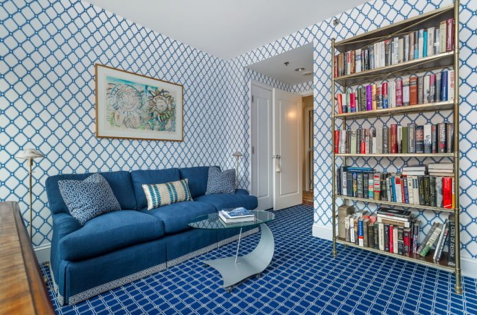 divano blu dritto all'interno