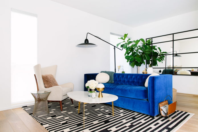 piccolo divano blu all'interno