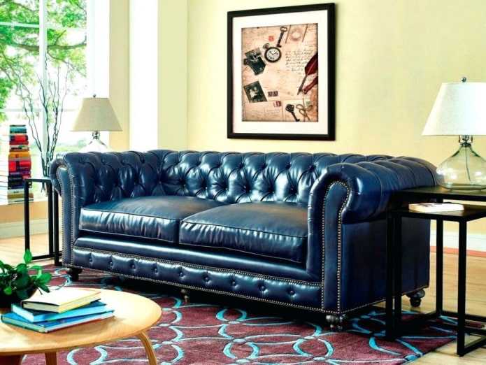 divano in pelle blu all'interno