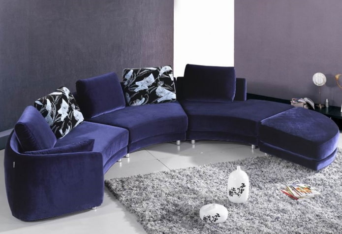 divano blu semicircolare all'interno