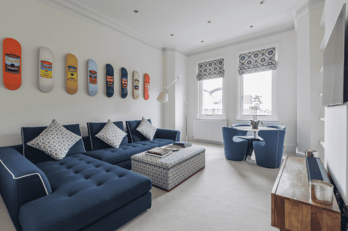 divano angolare blu all'interno
