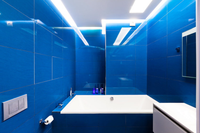 piastrelle blu brillante in bagno