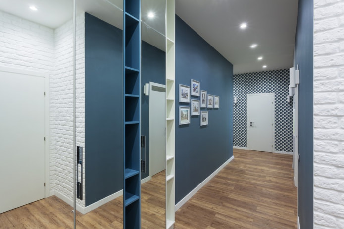 design moderno del corridoio in bianco e blu