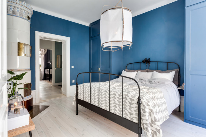 pareti blu in un interno scandinavo