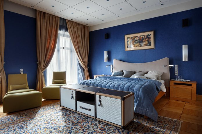 coperta blu sul letto