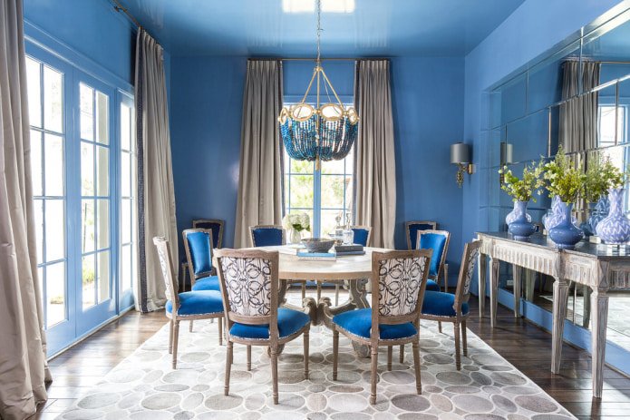 Sala da pranzo blu e marrone