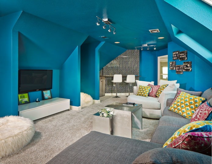 Pareti nella tonalità del soffitto blu