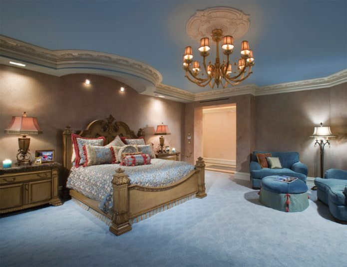 Pavimento in tono con soffitto blu