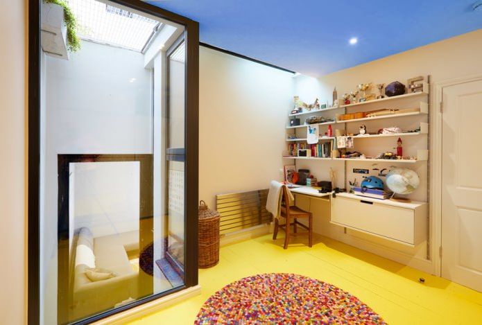 pavimento giallo e soffitto blu