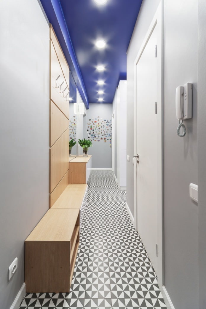 Corridoio con soffitto blu