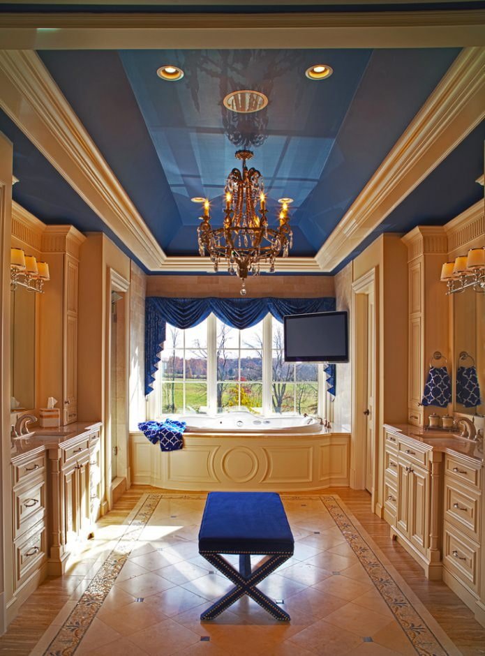 soffitto blu in un bagno in stile classico