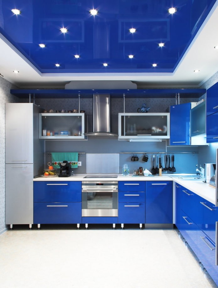 soffitto teso blu in cucina