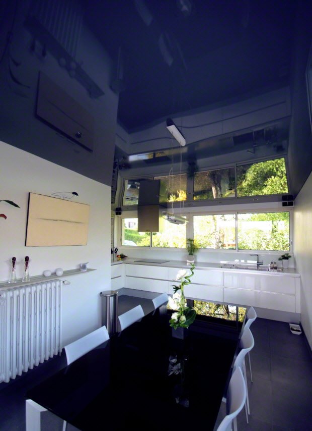 soffitto teso blu in cucina