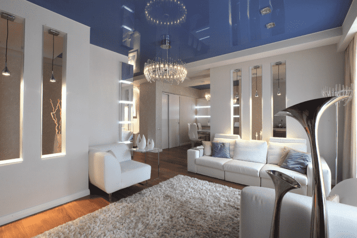 soffitto teso blu in soggiorno