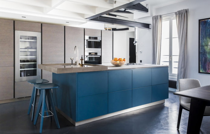 interno della cucina nei toni del grigio e del blu