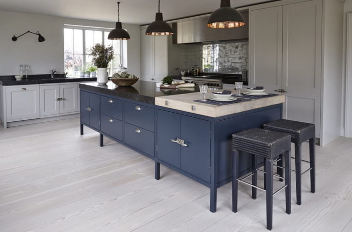 interno della cucina nei toni del grigio e del blu