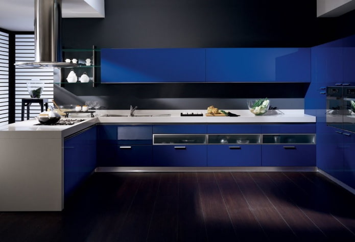 interno della cucina nei toni del nero e del blu