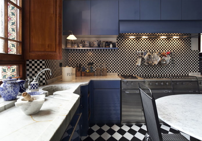 interno della cucina nei toni del nero e del blu