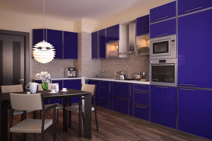 cucina interno nei toni del beige e del blu
