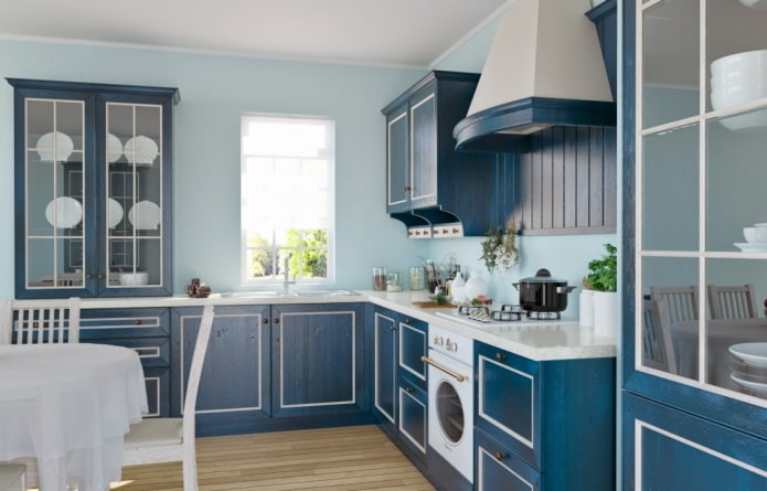 interno della cucina nei toni del blu e dell'azzurro
