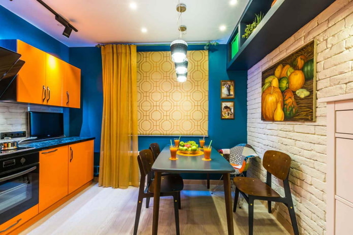 interno della cucina nei toni del blu con accenti luminosi
