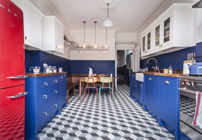 interno della cucina nei toni del blu con accenti luminosi