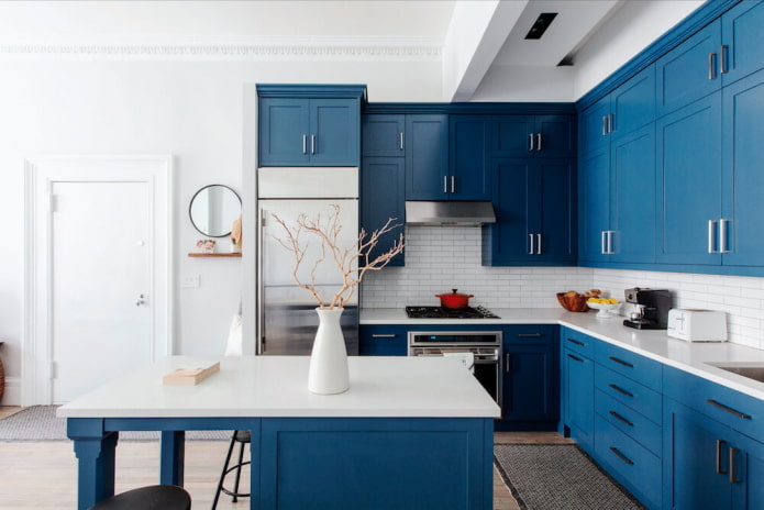 interno della cucina nei toni del blu e del bianco