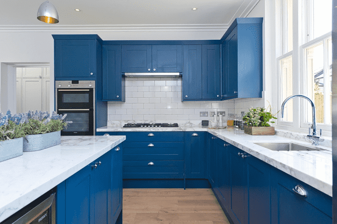 interno della cucina nei toni del blu e del bianco