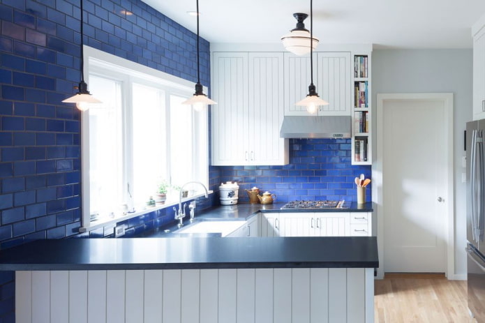 interno della cucina nei toni del blu e del bianco