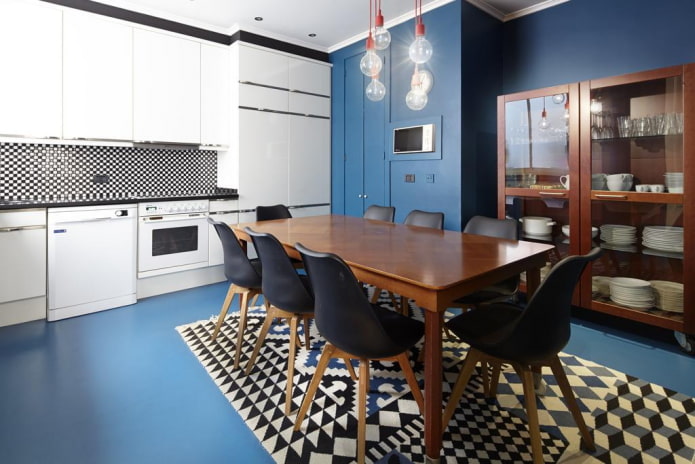 zona pranzo in un interno di cucina nei toni del blu