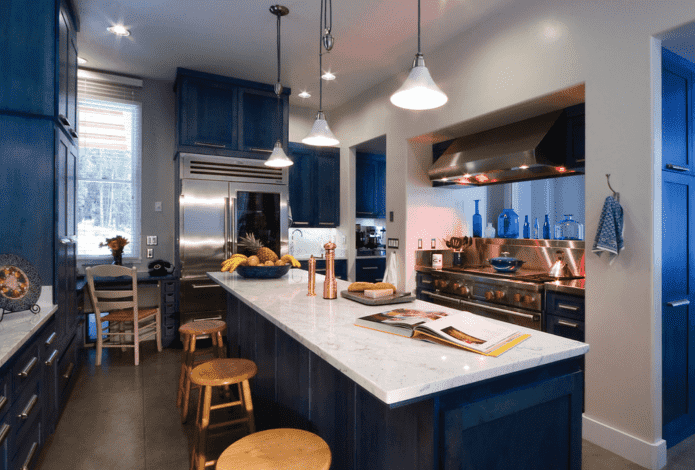 area di lavoro nell'interno della cucina nei toni del blu