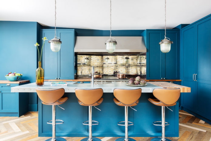 decorazione e illuminazione per l'interno della cucina nei toni del blu