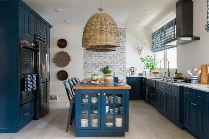 decorazione e illuminazione nell'interno della cucina nei toni del blu