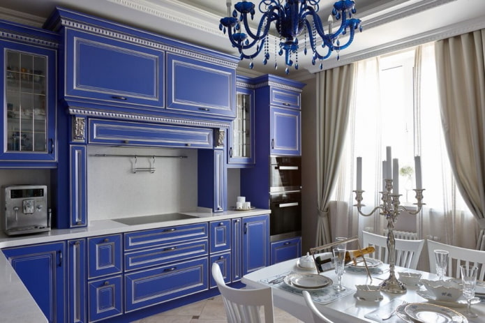 cucina nei toni del blu in stile classico