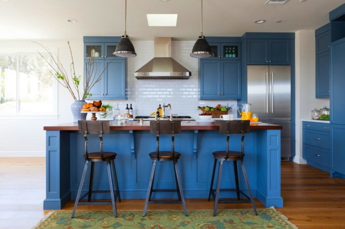 cucina nei toni del blu in stile scandinavo