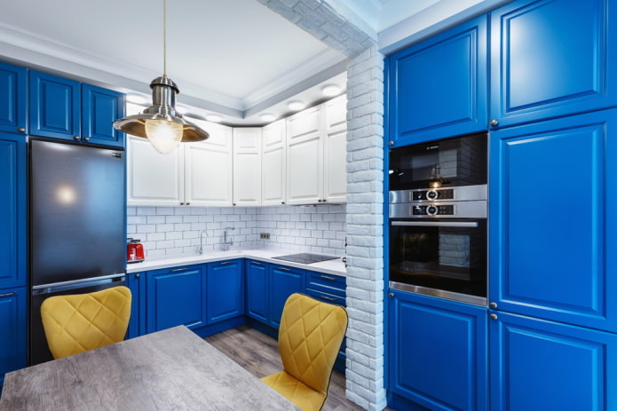 cucina nei toni del blu in stile loft