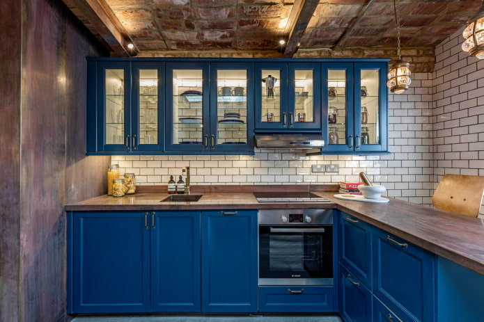 cucina nei toni del blu in stile loft