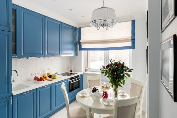 tessuti nell'interno della cucina nei toni del blu