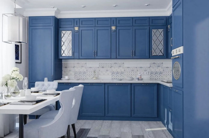 cucina nei toni del blu in stile neoclassico