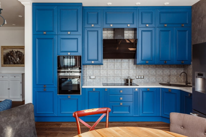 cucina nei toni del blu in stile neoclassico